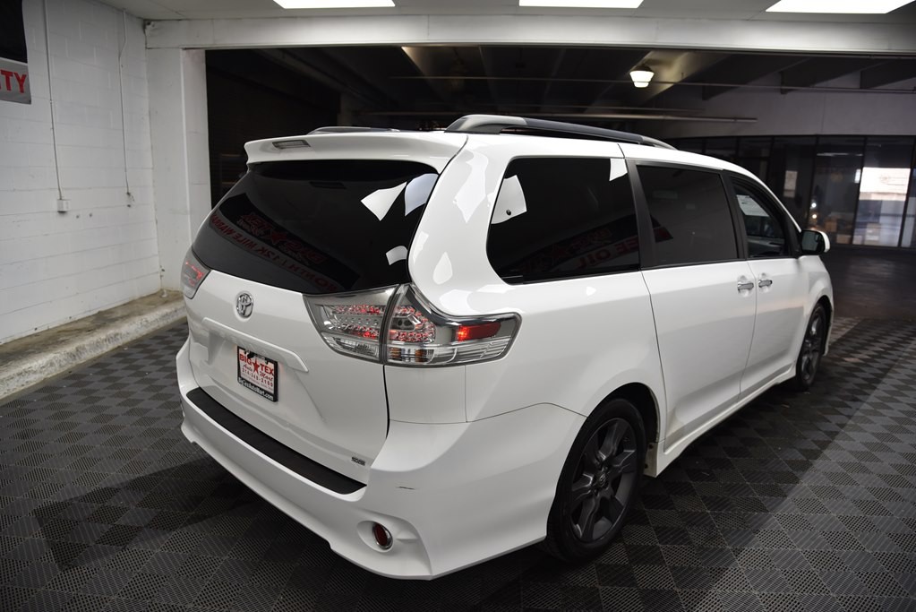 2015 Toyota Sienna Image 6