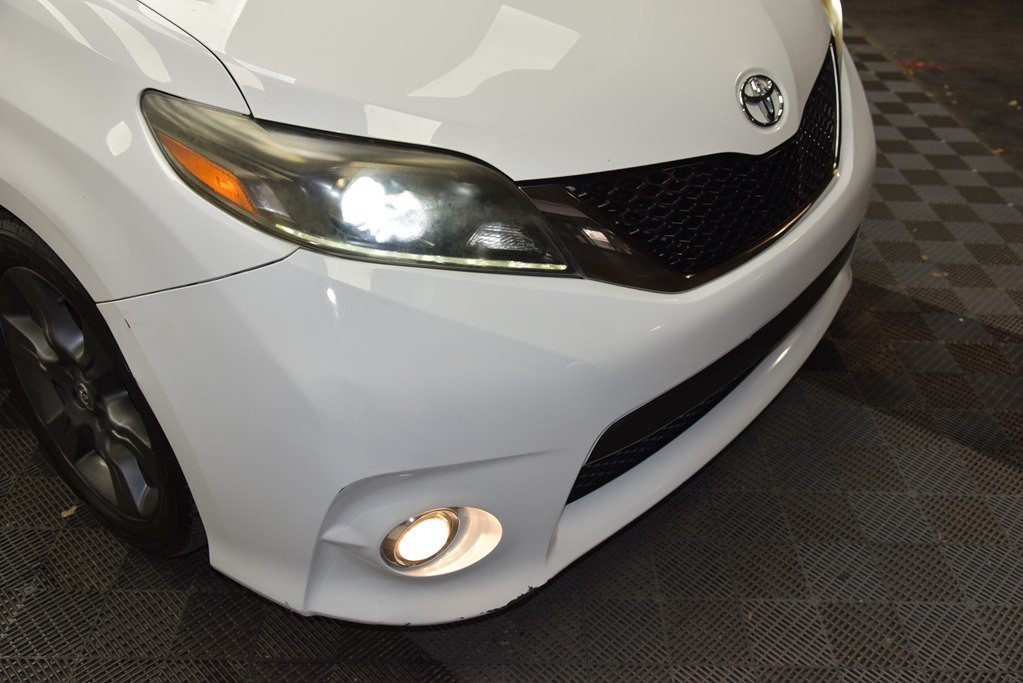 2015 Toyota Sienna Image 13