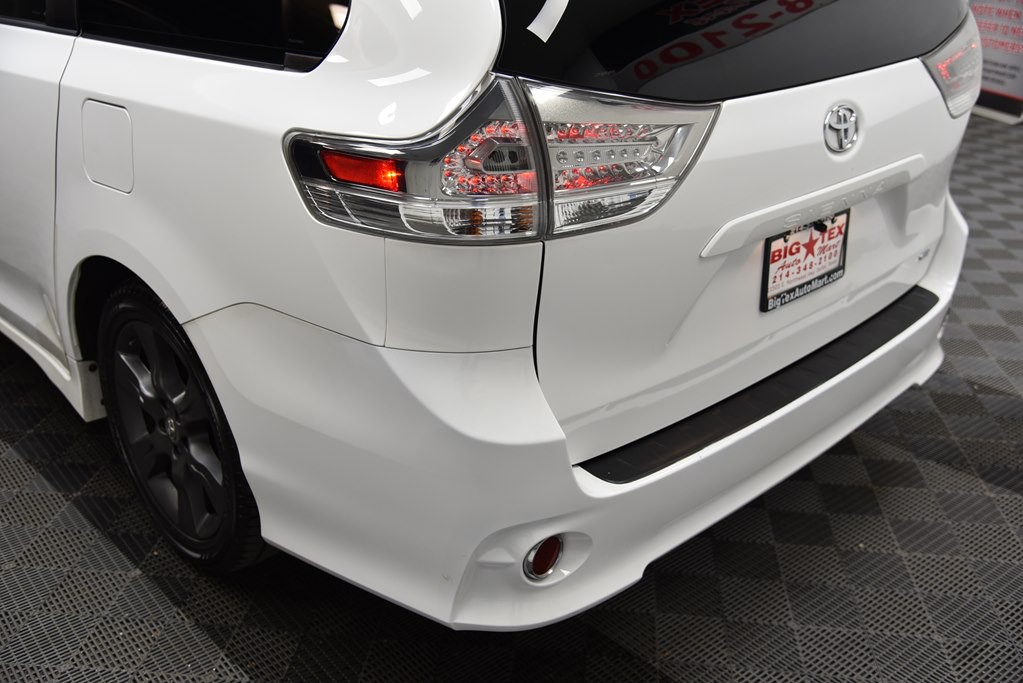 2015 Toyota Sienna Image 16