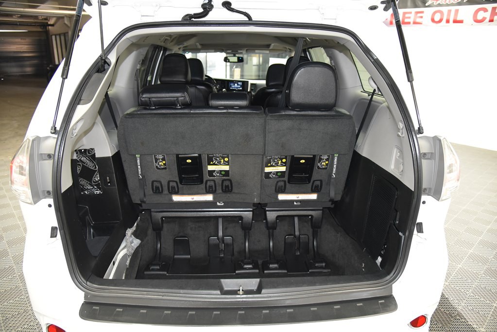 2015 Toyota Sienna Image 17