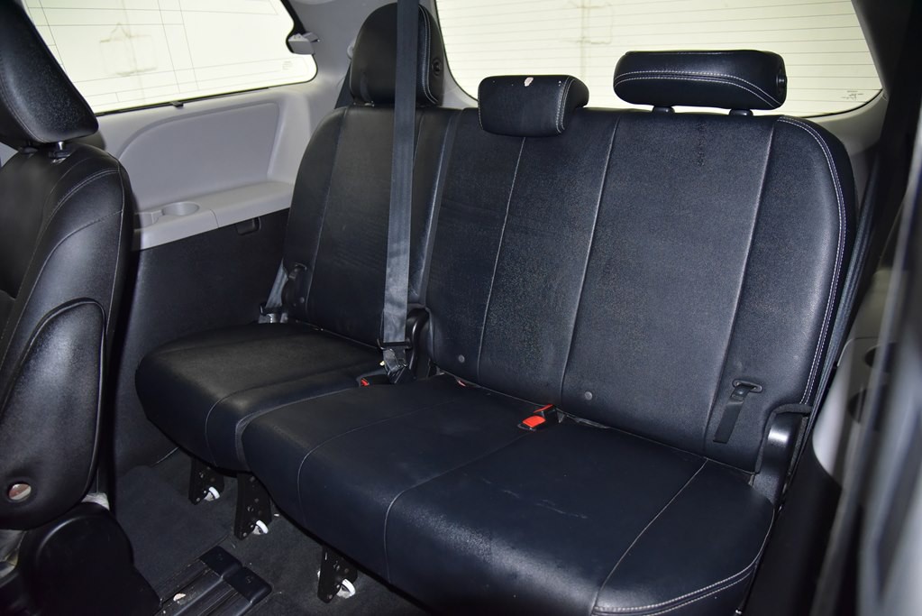 2015 Toyota Sienna Image 18