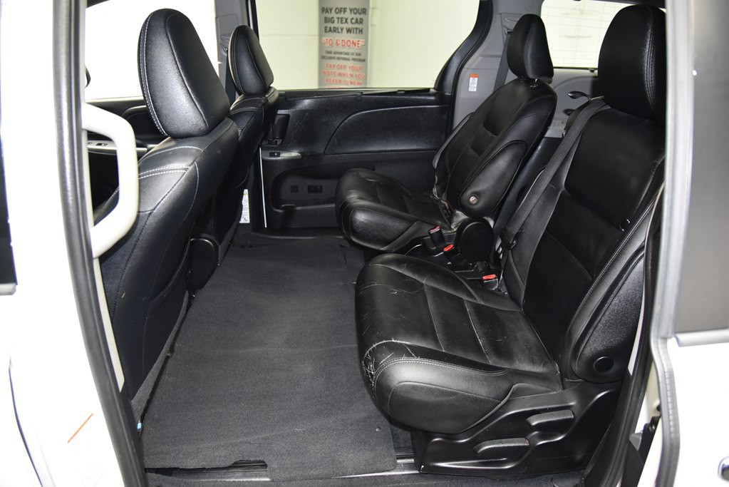2015 Toyota Sienna Image 19