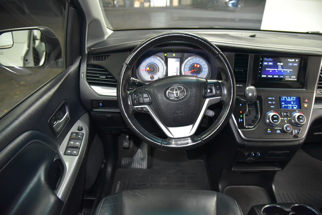 2015 Toyota Sienna Image 21