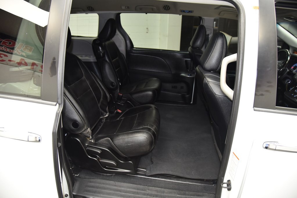 2015 Toyota Sienna Image 24