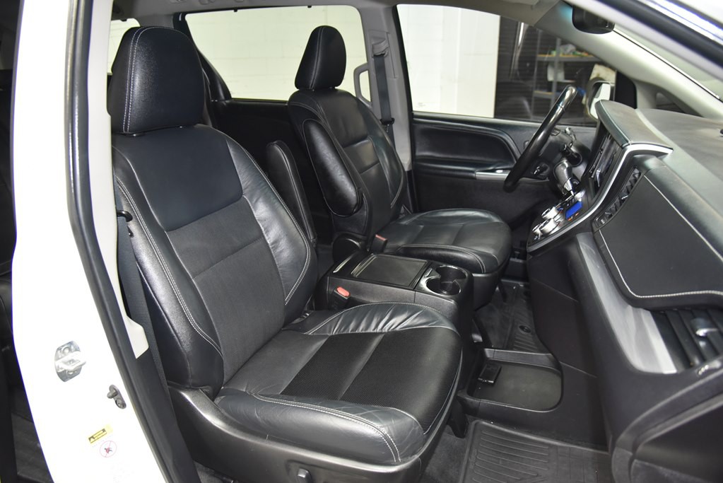 2015 Toyota Sienna Image 25