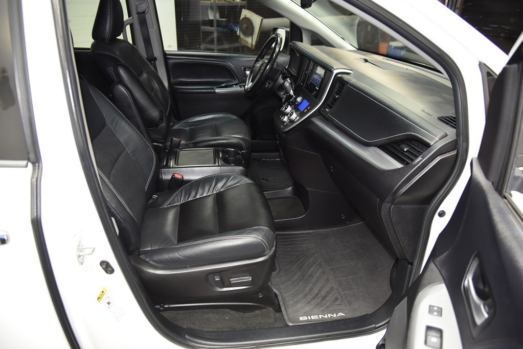 2015 Toyota Sienna Image 26
