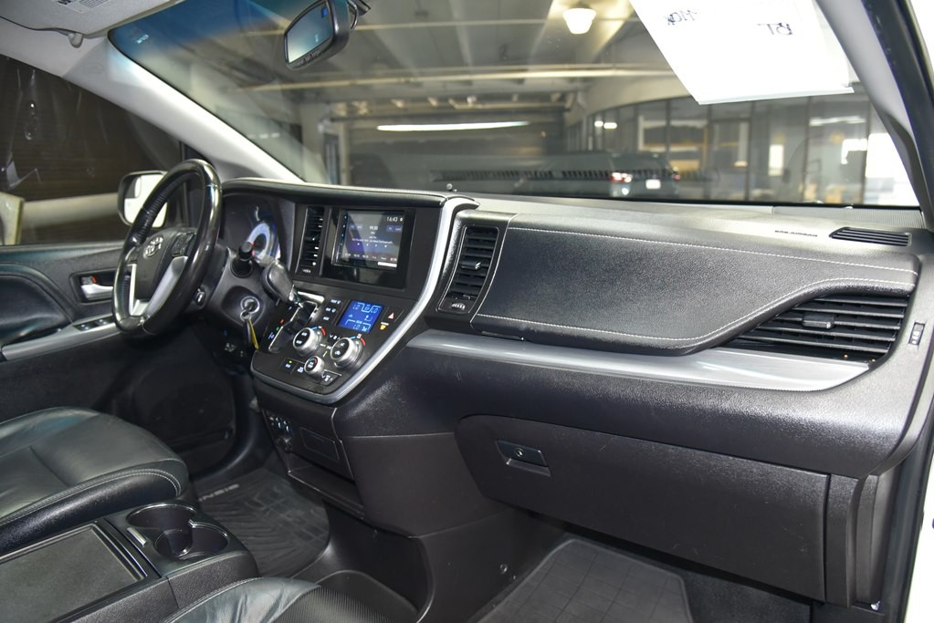 2015 Toyota Sienna Image 27