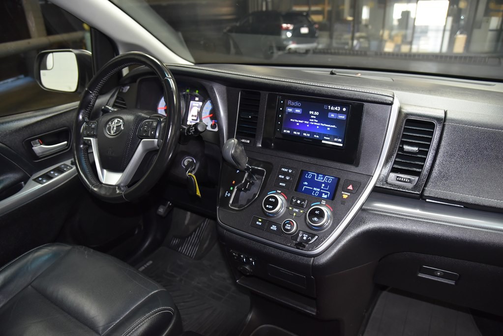 2015 Toyota Sienna Image 28