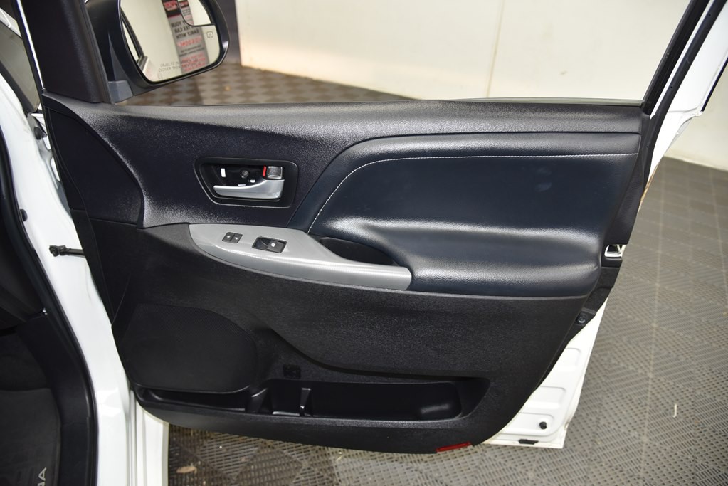 2015 Toyota Sienna Image 29