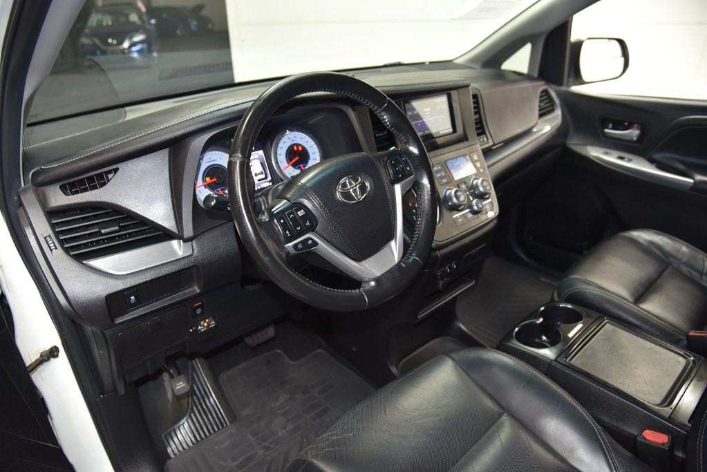 2015 Toyota Sienna Image 30