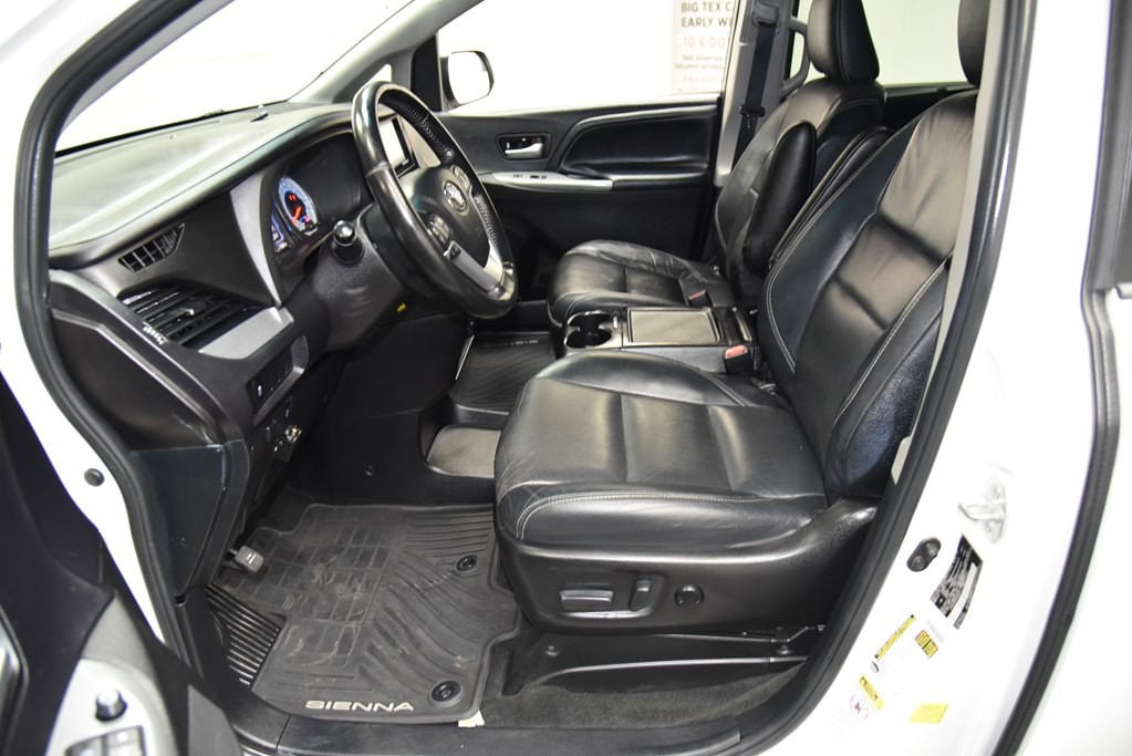 2015 Toyota Sienna Image 31