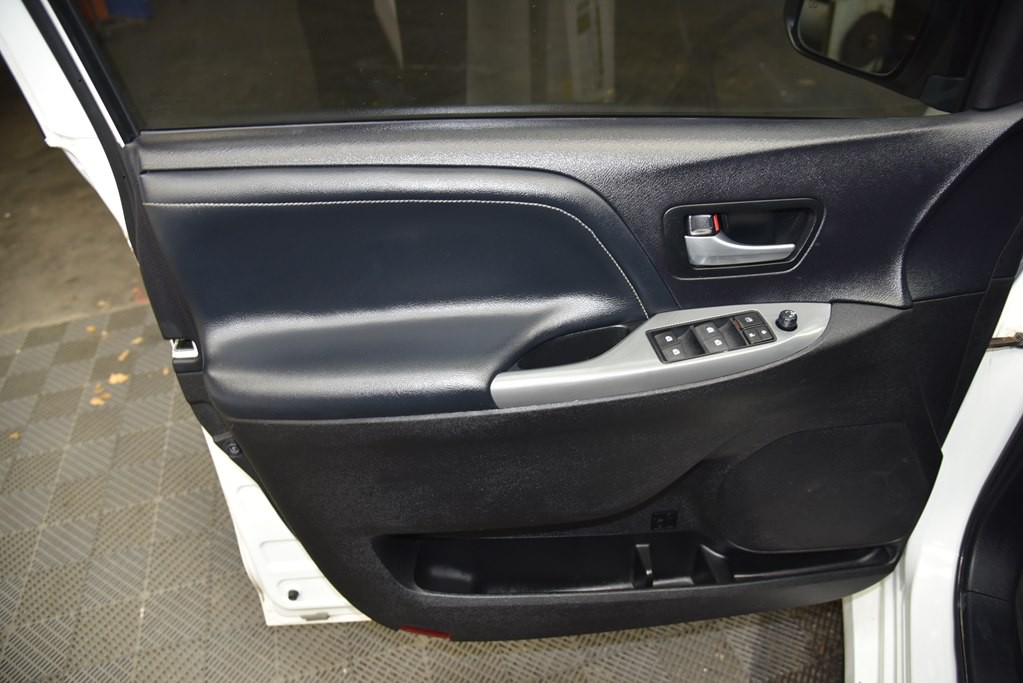 2015 Toyota Sienna Image 32