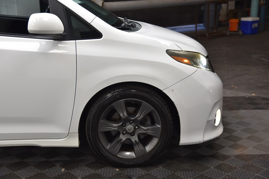 2015 Toyota Sienna Image 36
