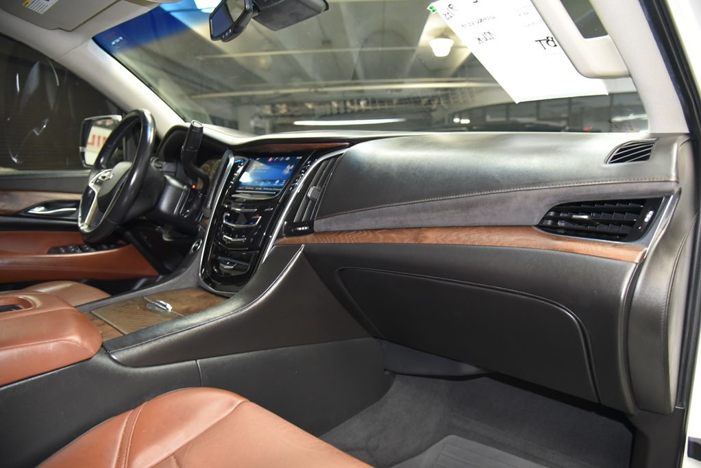 2015 Cadillac Escalade Image 30