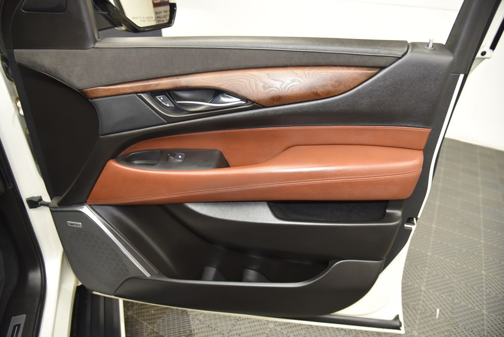 2015 Cadillac Escalade Image 32