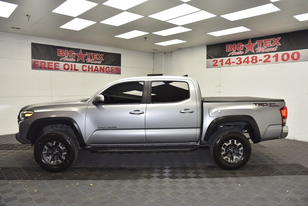 2017 Toyota Tacoma Image 2