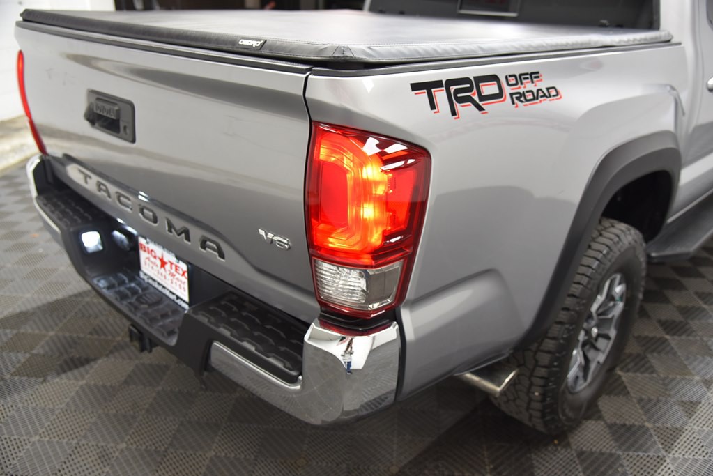 2017 Toyota Tacoma Image 16