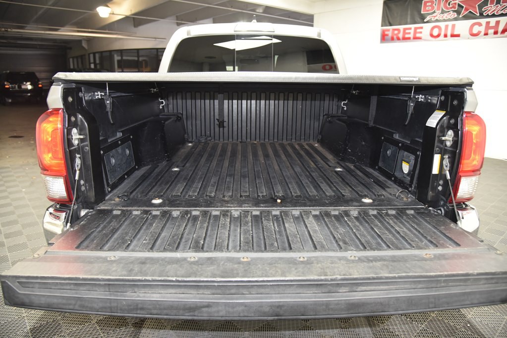 2017 Toyota Tacoma Image 17