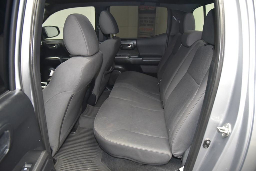 2017 Toyota Tacoma Image 19
