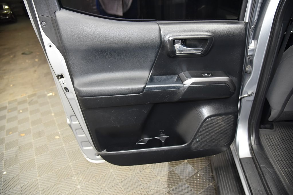 2017 Toyota Tacoma Image 21