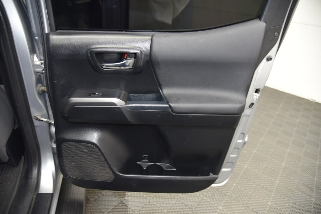 2017 Toyota Tacoma Image 24