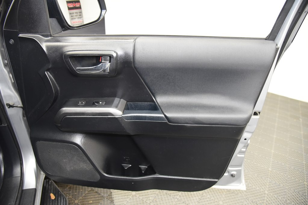 2017 Toyota Tacoma Image 28