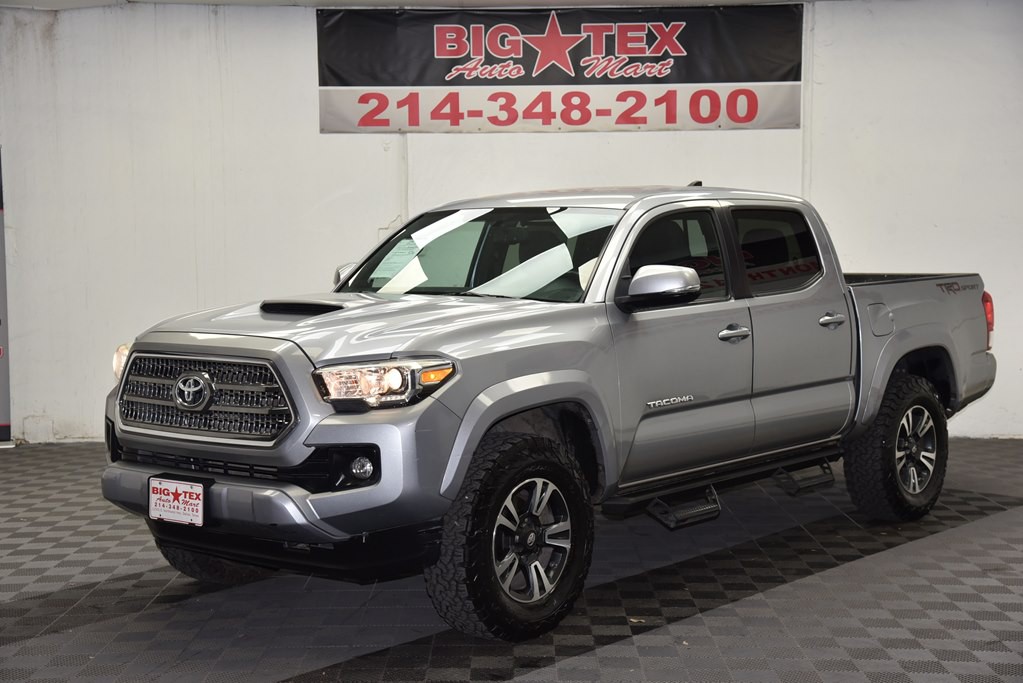 2017 Toyota Tacoma Image 1