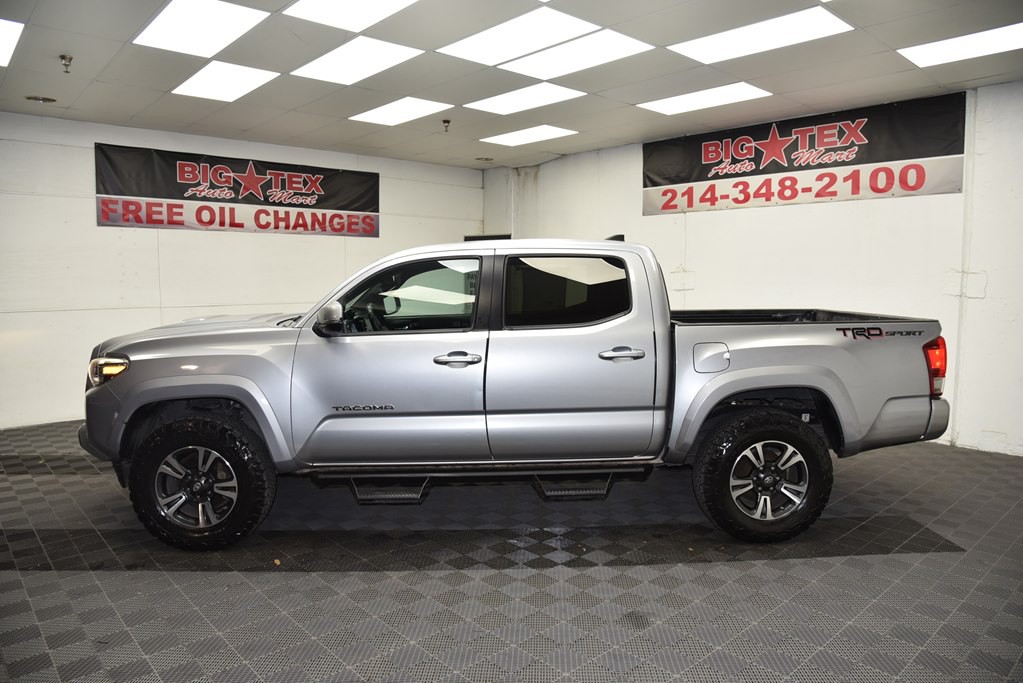 2017 Toyota Tacoma Image 2