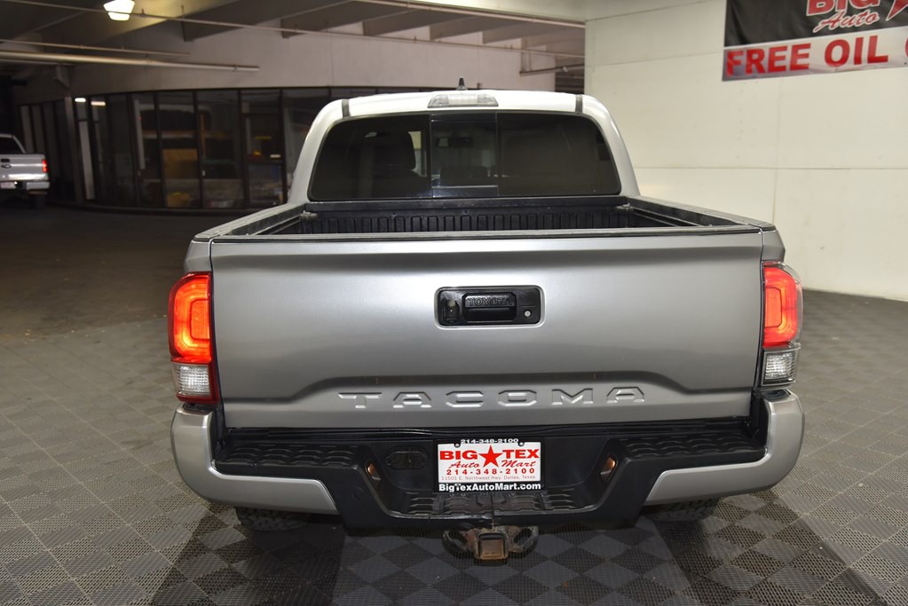 2017 Toyota Tacoma Image 4