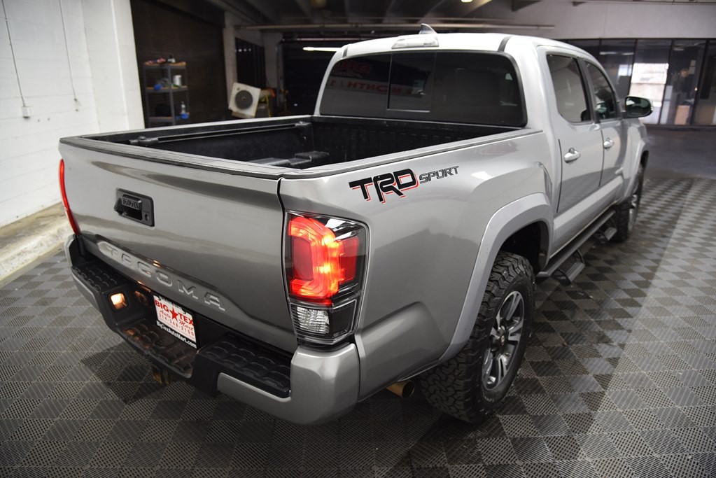 2017 Toyota Tacoma Image 5
