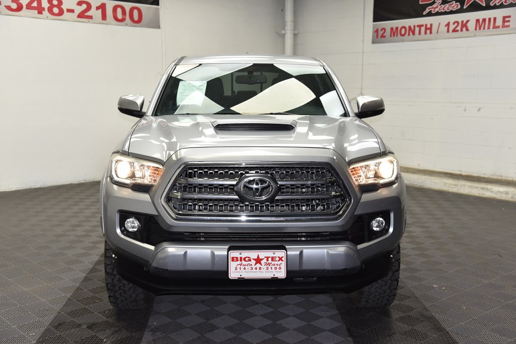 2017 Toyota Tacoma Image 8