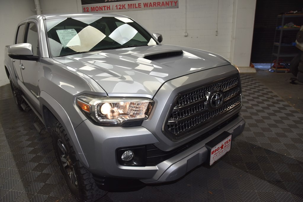 2017 Toyota Tacoma Image 12