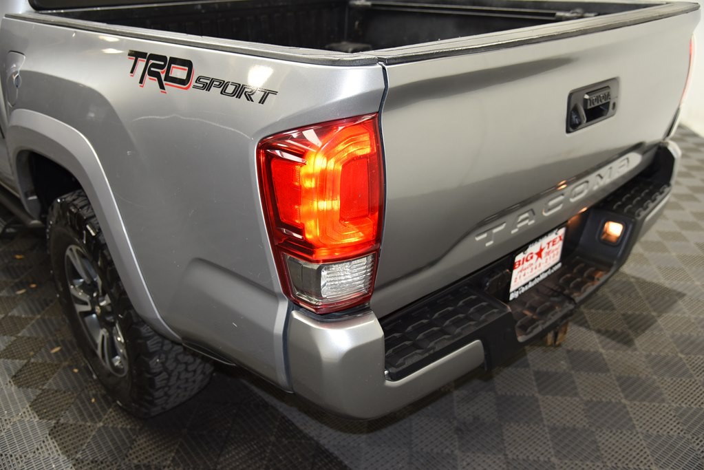 2017 Toyota Tacoma Image 16