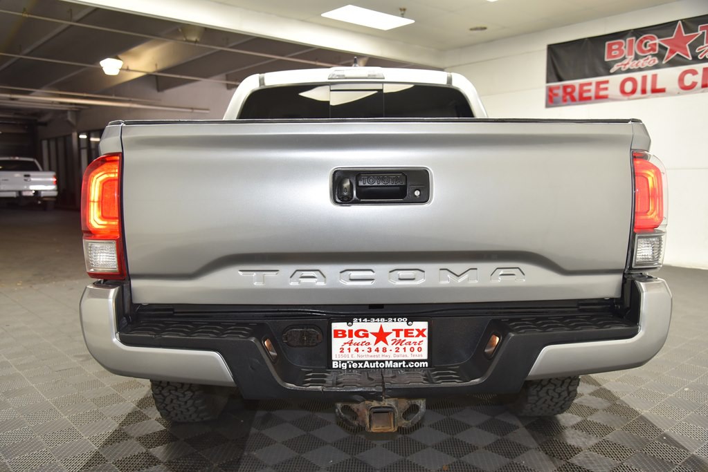 2017 Toyota Tacoma Image 17