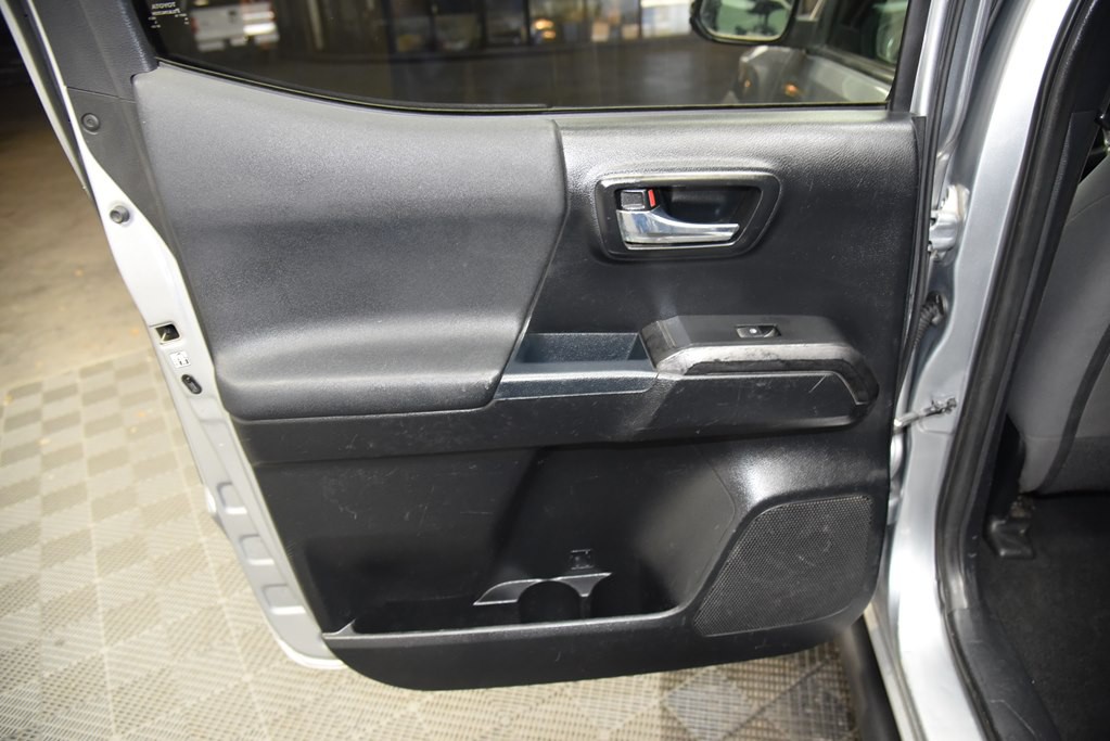 2017 Toyota Tacoma Image 20