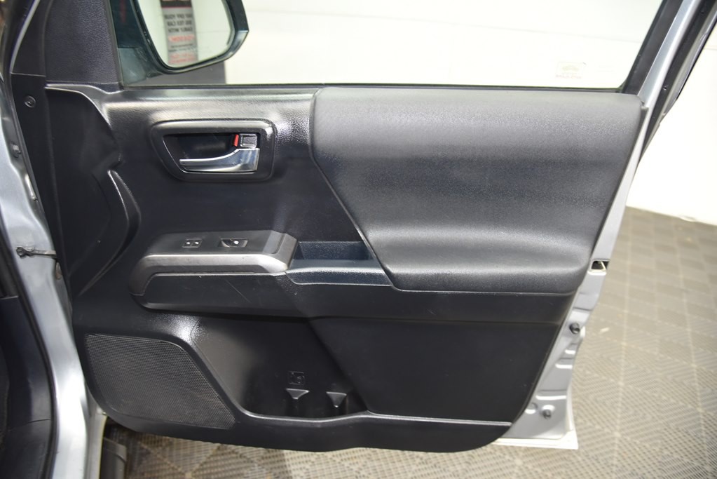 2017 Toyota Tacoma Image 29