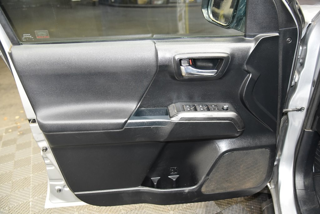 2017 Toyota Tacoma Image 32