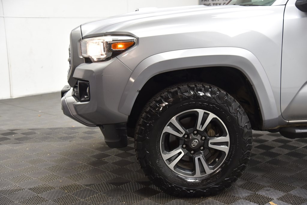 2017 Toyota Tacoma Image 35