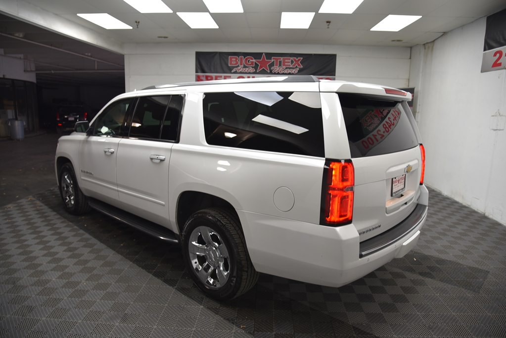 2017 Chevrolet Suburban Image 3