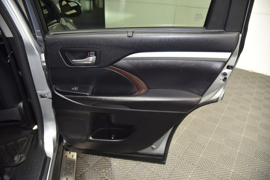 2016 Toyota Highlander Image 24