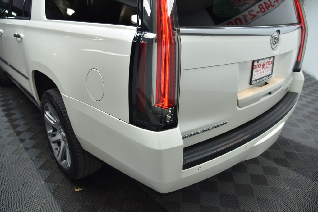 2015 Cadillac Escalade Image 16