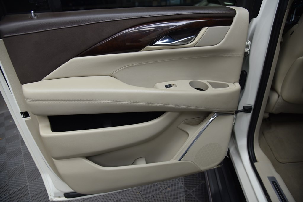 2015 Cadillac Escalade Image 24