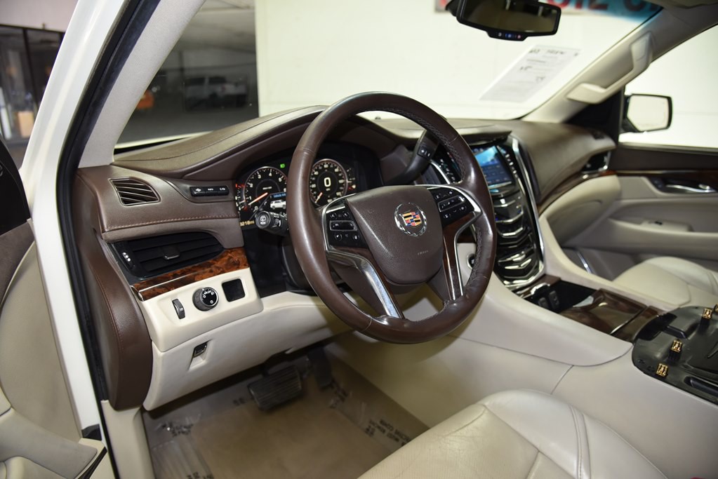 2015 Cadillac Escalade Image 30