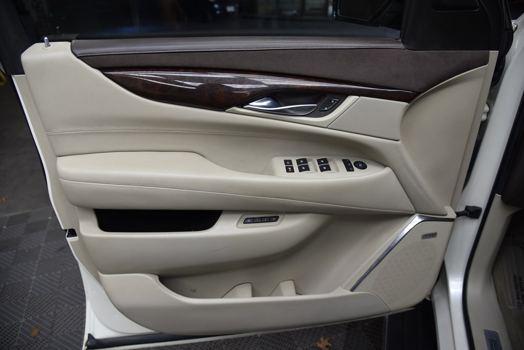 2015 Cadillac Escalade Image 31