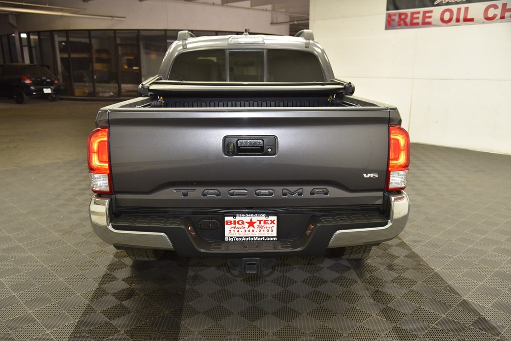 2017 Toyota Tacoma Image 4