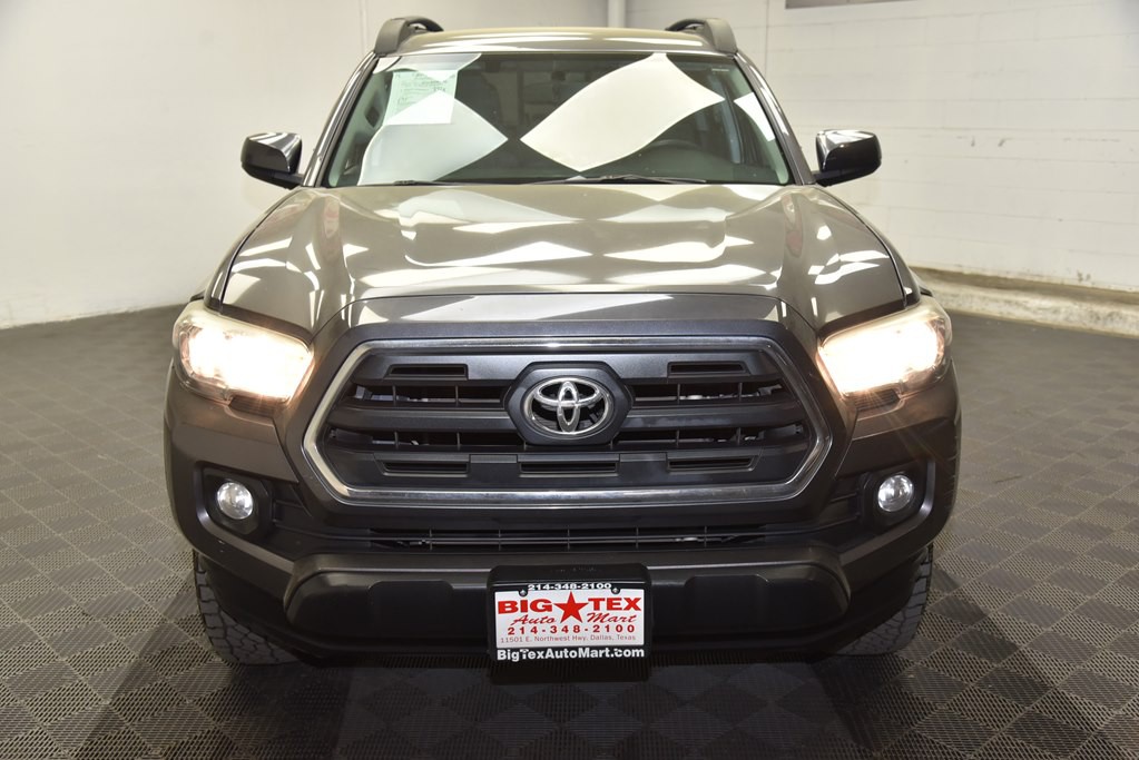 2017 Toyota Tacoma Image 8