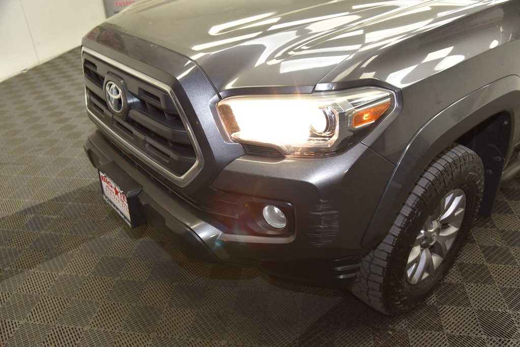2017 Toyota Tacoma Image 9
