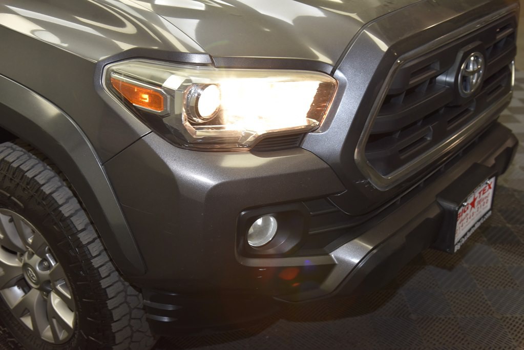 2017 Toyota Tacoma Image 12