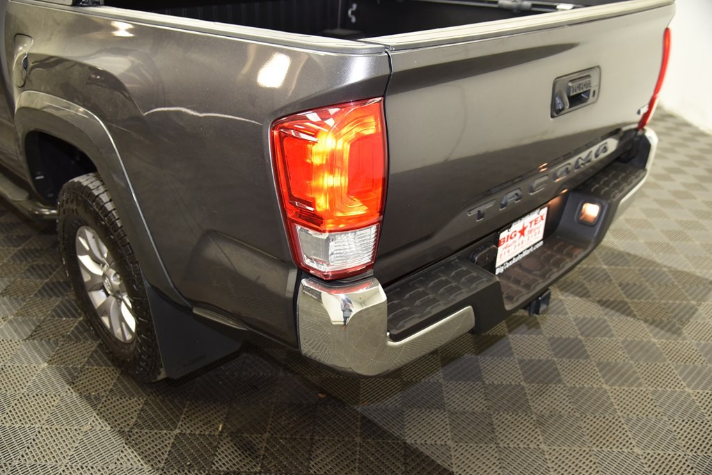 2017 Toyota Tacoma Image 16