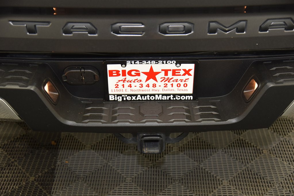 2017 Toyota Tacoma Image 17